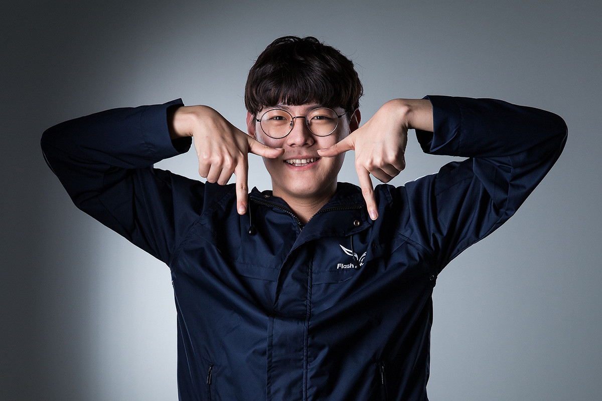 FW打野選手MooJin擺出了俏皮的「TT」手勢。 圖：翻攝自 Garena eSports  flickr