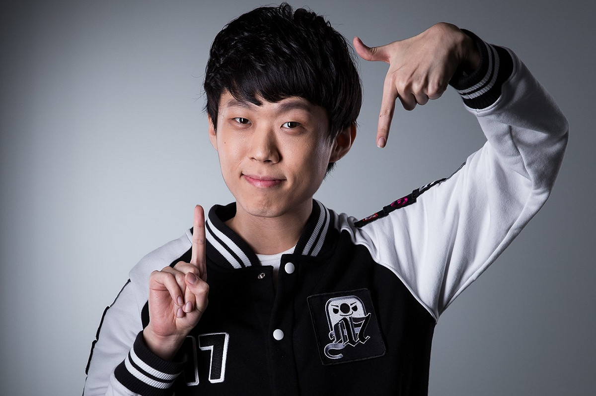 M17的打野選手Move俏皮地以手勢表現出17。 圖：翻攝自 Garena eSports  flickr
