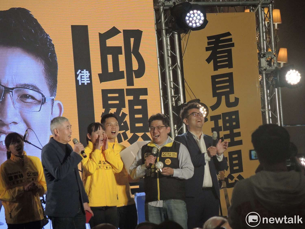 導演柯一正則拿出珍藏的旅美棒球選手林子偉的簽名球，最後以10萬元得標。 圖：黃韋銓/攝