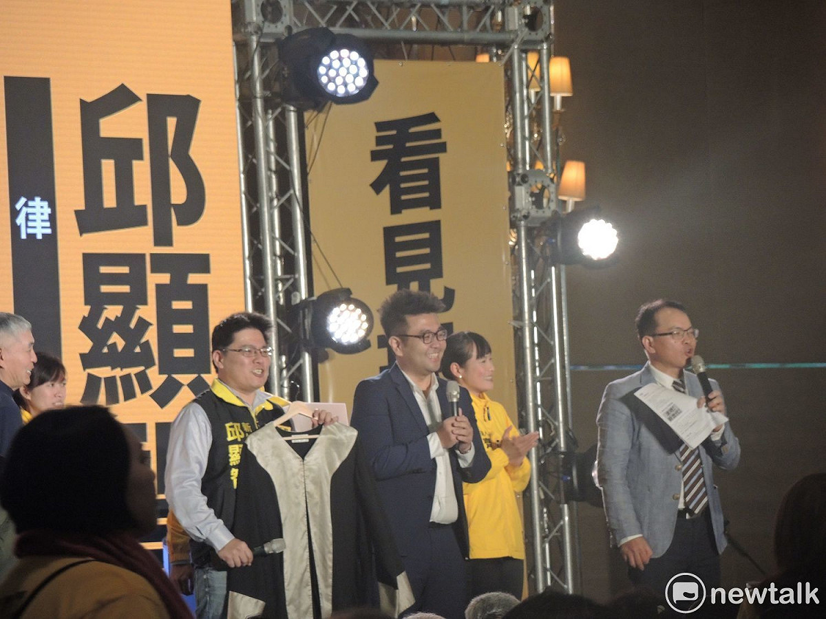 律師邱顯智則拿出律師袍，最後20萬元得標。 圖：黃韋銓/攝（資料照片）