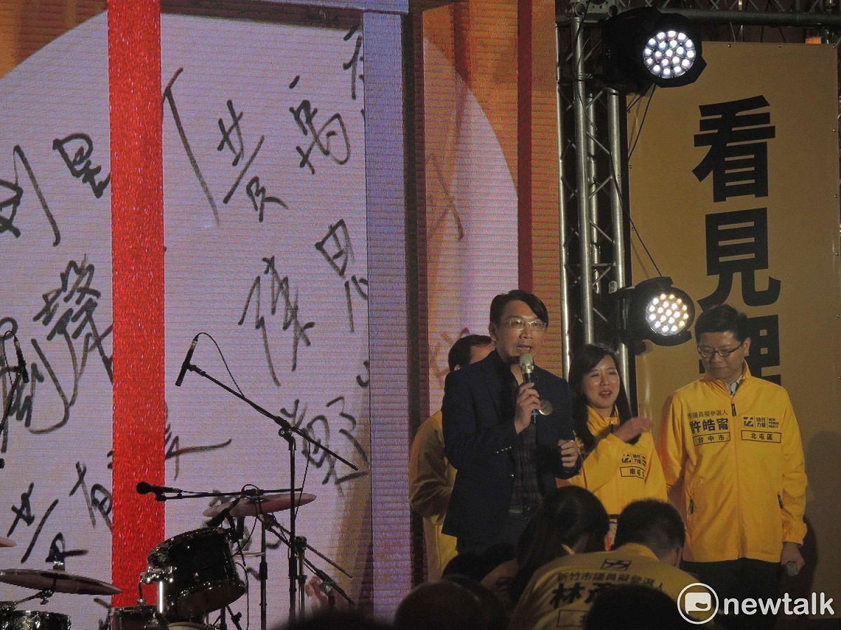 徐永明則拿出桌球國手陳思羽簽名桌球拍，最後以20萬元得標。 圖：黃韋銓/攝