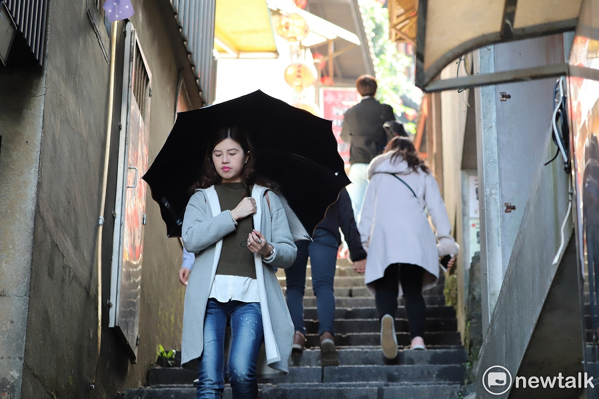 今(21)天東北季風減弱，各地高溫略回升，但傍晚鋒面報到，中部以北及東北部地區會轉變成有短暫陣雨的天氣。 圖：蔡幸秀／攝