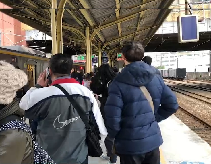 台鐵鶯歌-山佳間電車線斷落，造成西幹線班次大亂。