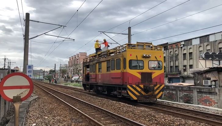 台鐵山佳站北邊西正線電車線斷落，台鐵局已啓動緊急應變機制。 圖：取自fun臺鐵臉書粉絲專頁