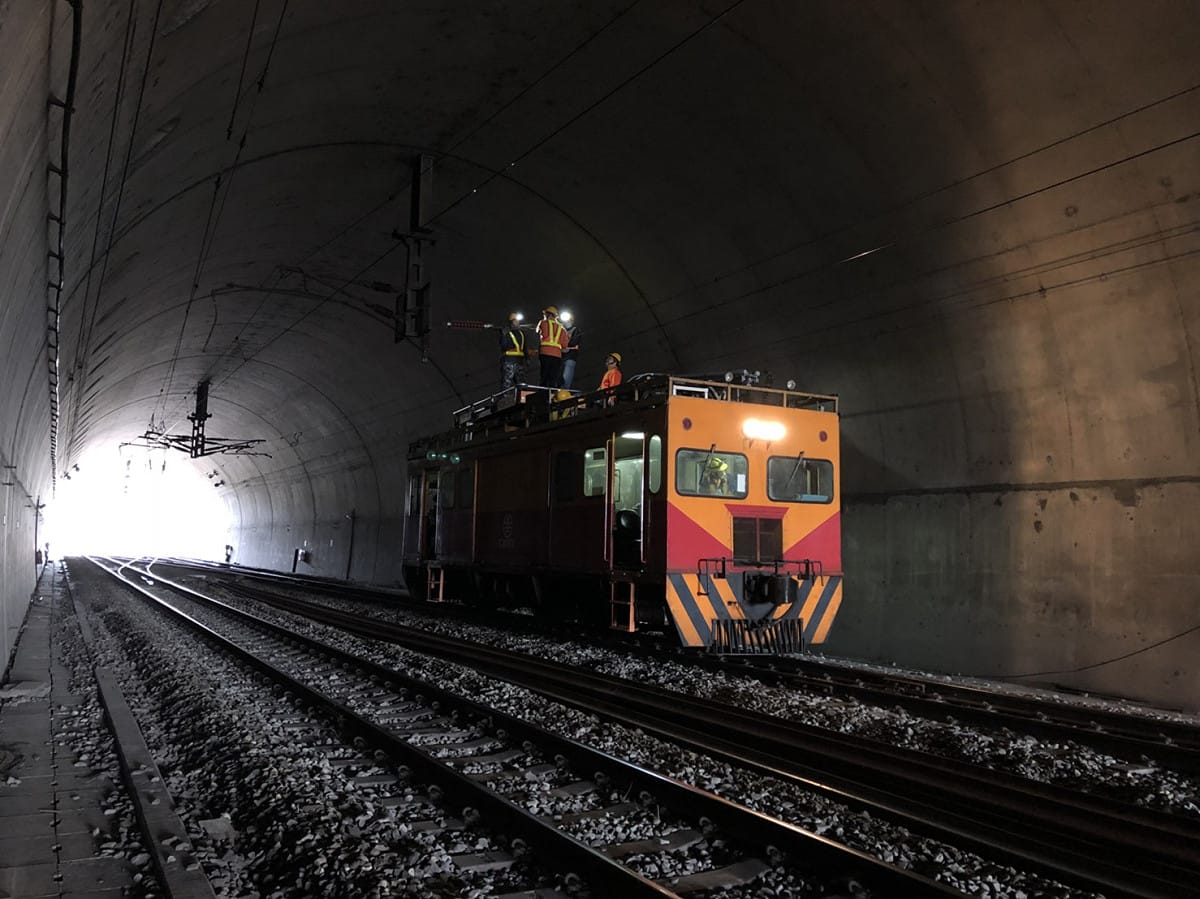 今日7:12山佳站北邊44K+500，發生西正線電車線斷落，東正線三角架掉落，導致東、西正線無法供電雙線不通。 圖：台鐵提供