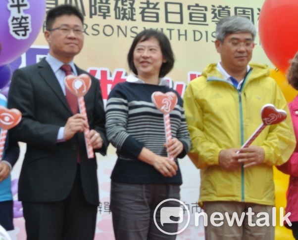 台中市社會局長呂建德（左一）認為若恢復65歲以上老人健保補助，非常不負責任。 圖：唐復年/攝