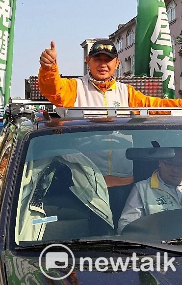 台南市長參選人李俊毅連續進行二場車隊遊行，繞行東區、中西區和永康區。 圖：黃博郎/攝