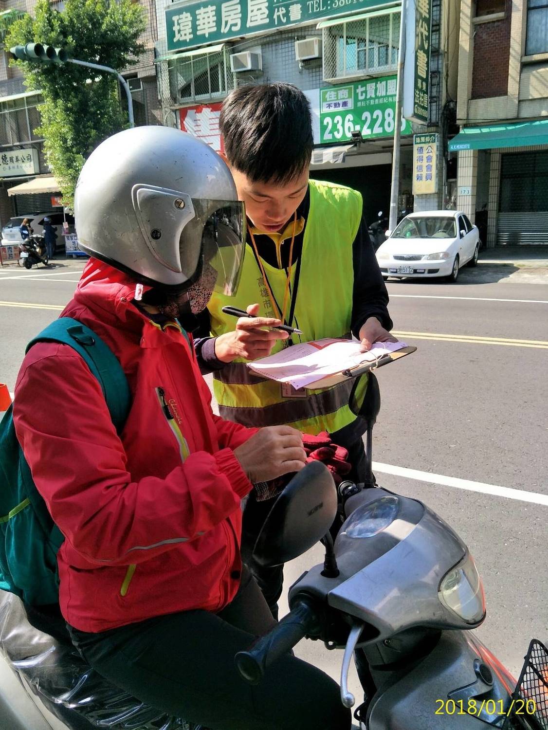 環保局人員在街上進行攔檢並宣導停車怠速熄火。 圖 : 高雄市政府 / 提供