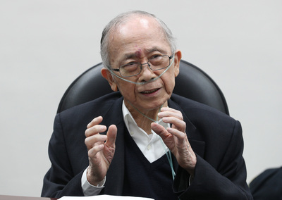 中華經濟研究院董事長胡勝正說，很多年輕人情願擠在只能領22K低薪的服務業，也不願投入製造業。 圖：中央社