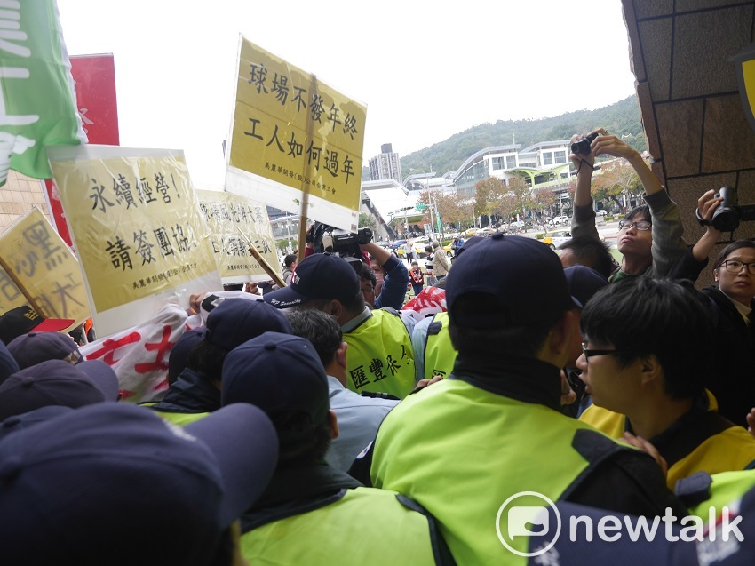 過程中，數度與保全爆發肢體推擠。 圖：趙婉淳／攝
