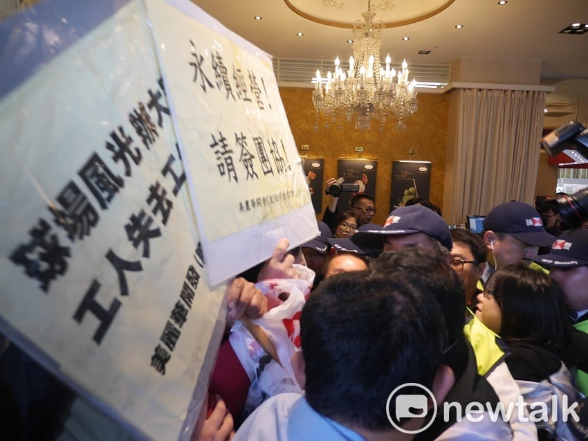 過程中，抗爭員工看到餐廳門口無任何阻擋，便全力衝上前，但還是被保全一個箭步擋下。 圖：趙婉淳／攝