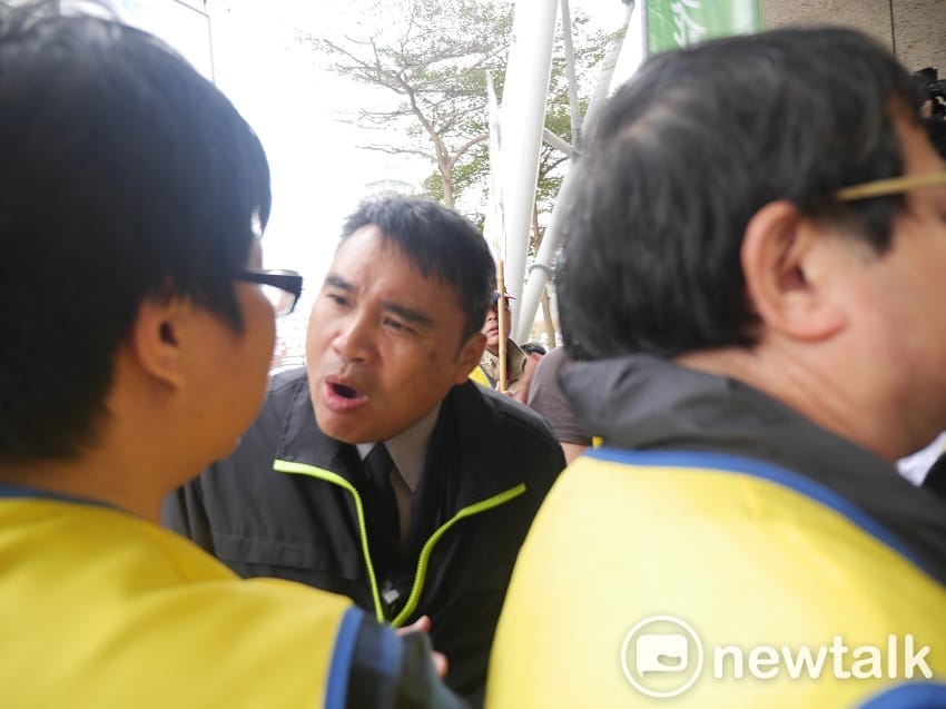 鄰近派出所所長出面，希望他們能盡速離開，不要干擾百貨公司營業。 圖：趙婉淳／攝