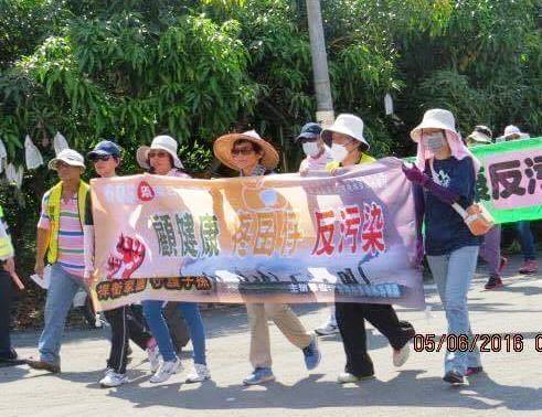 「要健康婆婆媽媽團」長期為各種環保議題發聲。高雄團今天下午在高雄市政府前拉布條抗議，痛批陳菊治空汙不力，讓他們生活在空汙環境很痛苦。 圖 : 翻攝自要健康婆婆媽媽團臉書