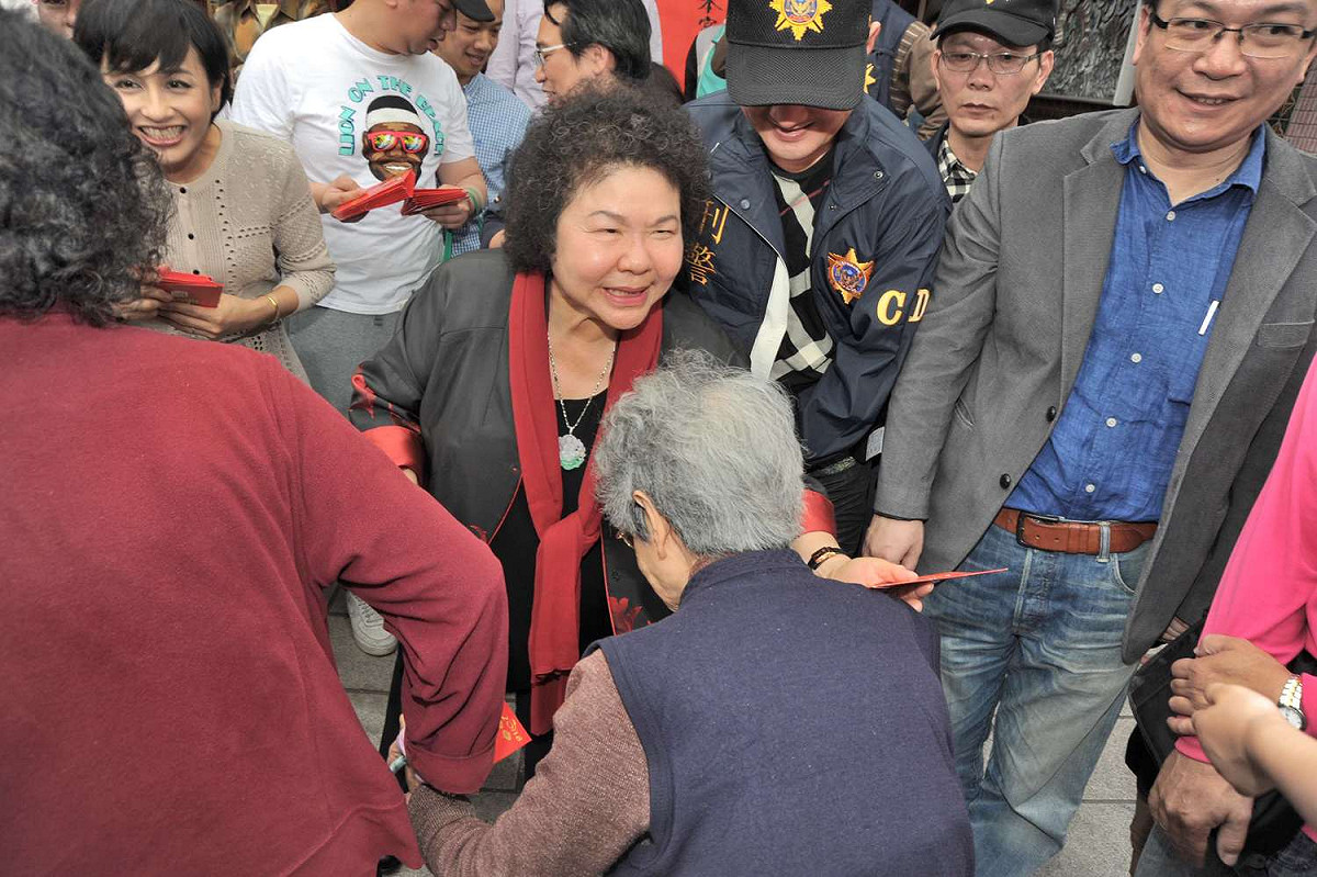 農曆春節將至，高雄市長陳菊今日前往旗山天后宮參香祈福，並發送新年開運小紅包，提前向居民和遊客祝賀新年。 圖：高雄市政府/提供