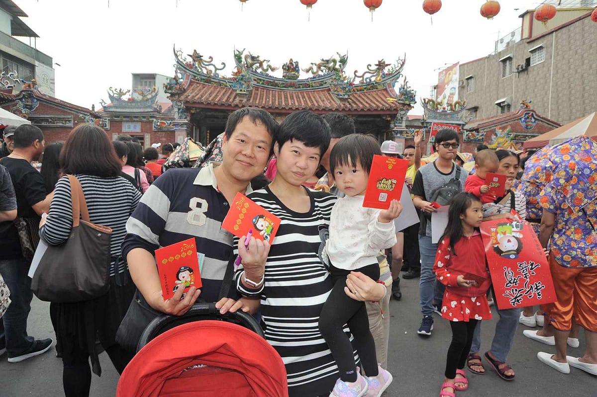 狗年開運紅包，特別以全台首條高雄輕軌為設計主軸，結合大家最熟悉的Q版花媽圖像，同時呼應狗年的到來，以「有GO讚」作為祝賀語，設計可愛討喜。 圖：高雄市政府/提供