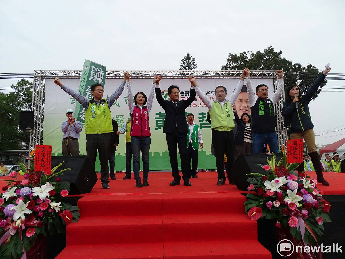 台南市長參選人黃偉哲今（21）日舉辦東區後援會成立大會，日前退出初選的立委林俊憲現身力挺。 圖：黃博郎/攝