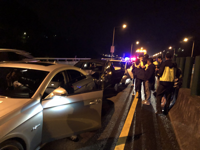 消防局指出，事故影響內側車道，截至晚間7時30分，只有外側車道可通行，嚴重塞車，請用路人提早繞道。 圖：新北市消防局/提供