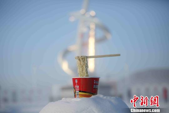 用筷子挑起的泡麵凍成「冰川」。 圖：翻攝自中新網
