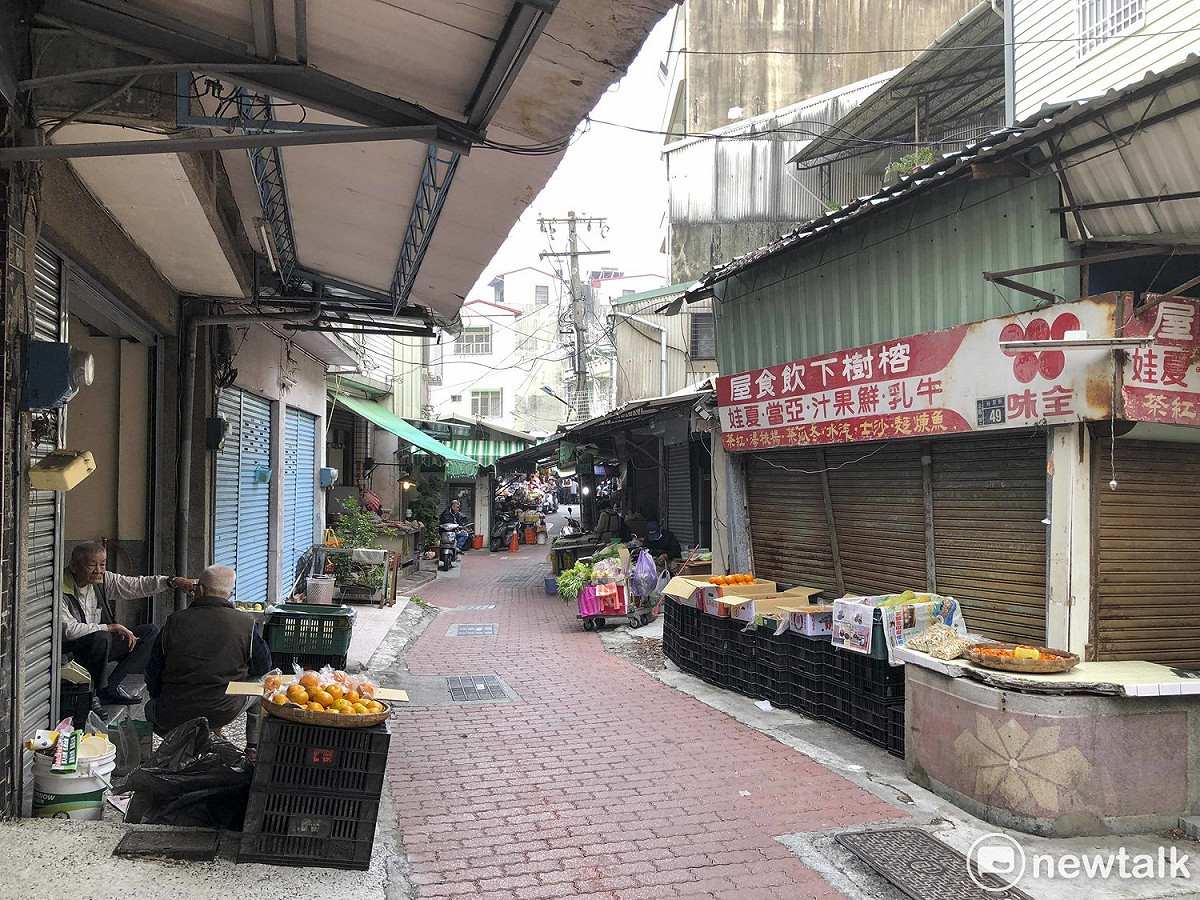 三老爺宮前的小巷道，許多老店家都沒有營業了。 圖 : 張大魯/攝