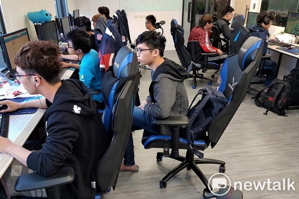 香港電競戰隊HKA近日因為租屋問題而引發話題，《新頭殼》也特別訪問了台灣職業電競隊伍閃電狼的後勤，討論關於當初租屋的狀況跟相關問題。 圖：翻攝自 《Flash Wolves》閃電狼職業電競隊 官方粉絲專頁