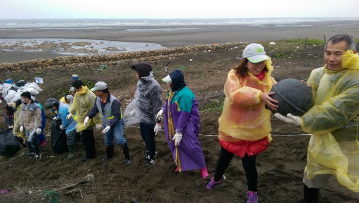 桃園自去(106)年8月起，環保局發起「月月淨灘」，每個月都和愛護海洋的朋友一起清理沿海環境，1月20日則於觀音區富林溪出海口舉行「牽手淨灘，海好有你」約有250人共襄盛舉。 圖：桃園市政府提供