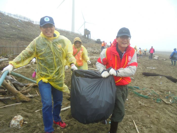 環保局長沈志修表示，半年下來，「牽手淨灘，海好有你」成效顯著，讓桃園的海岸逐步變乾淨。 圖：桃園市政府提供