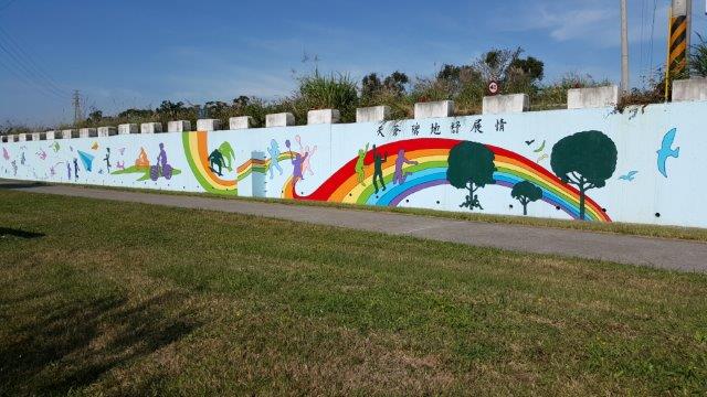 桃園市表示，將擋土牆彩繪為「水岸天空」、「水岸生態」、「鶯歌陶瓷」等10幅畫作。 圖：新北市政府/提供