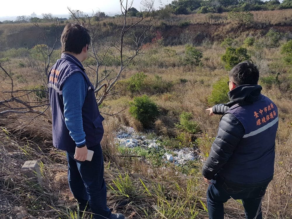 台中沙鹿區一處偏僻地點常遭非法焚燒大量垃圾包，台中市政府環保局接獲檢舉後，立即啟動「檢警環」機制，鎖定可疑車輛，一舉擒獲違法露燃垃圾的蔡姓父子。 圖：台中市環保局提供
