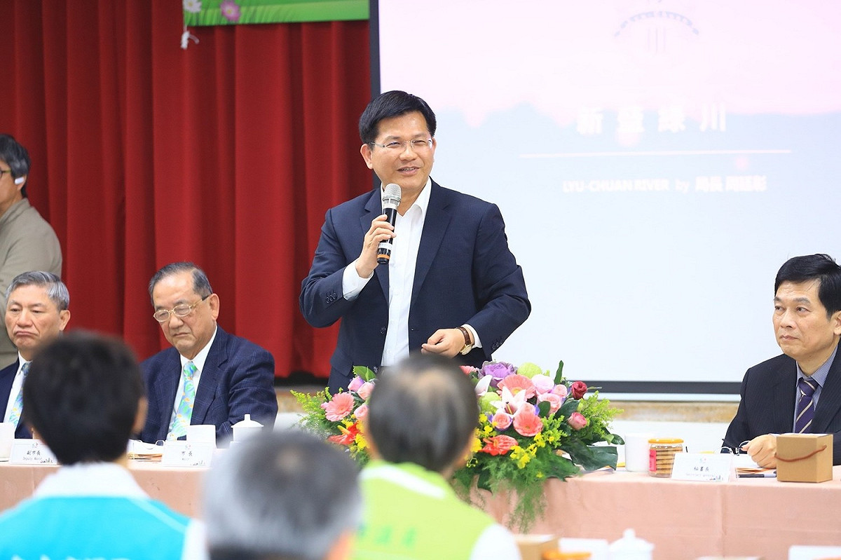台中市長林佳龍今(22)日於台中市政會議指出，中區柳川已經整治成功，而綠川整治也即將於農曆年前完工開放，未來開蓋後的綠川，結合大車站計畫、綠空鐵道軸線、台糖湖濱生態園區等建設，將可重現老台中人的美好回憶。 圖：台中市政府／提供