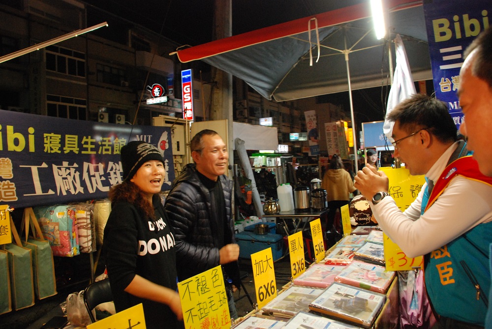江啟臣走訪夜市拉票。 圖 : 江啟臣辦公室/提供