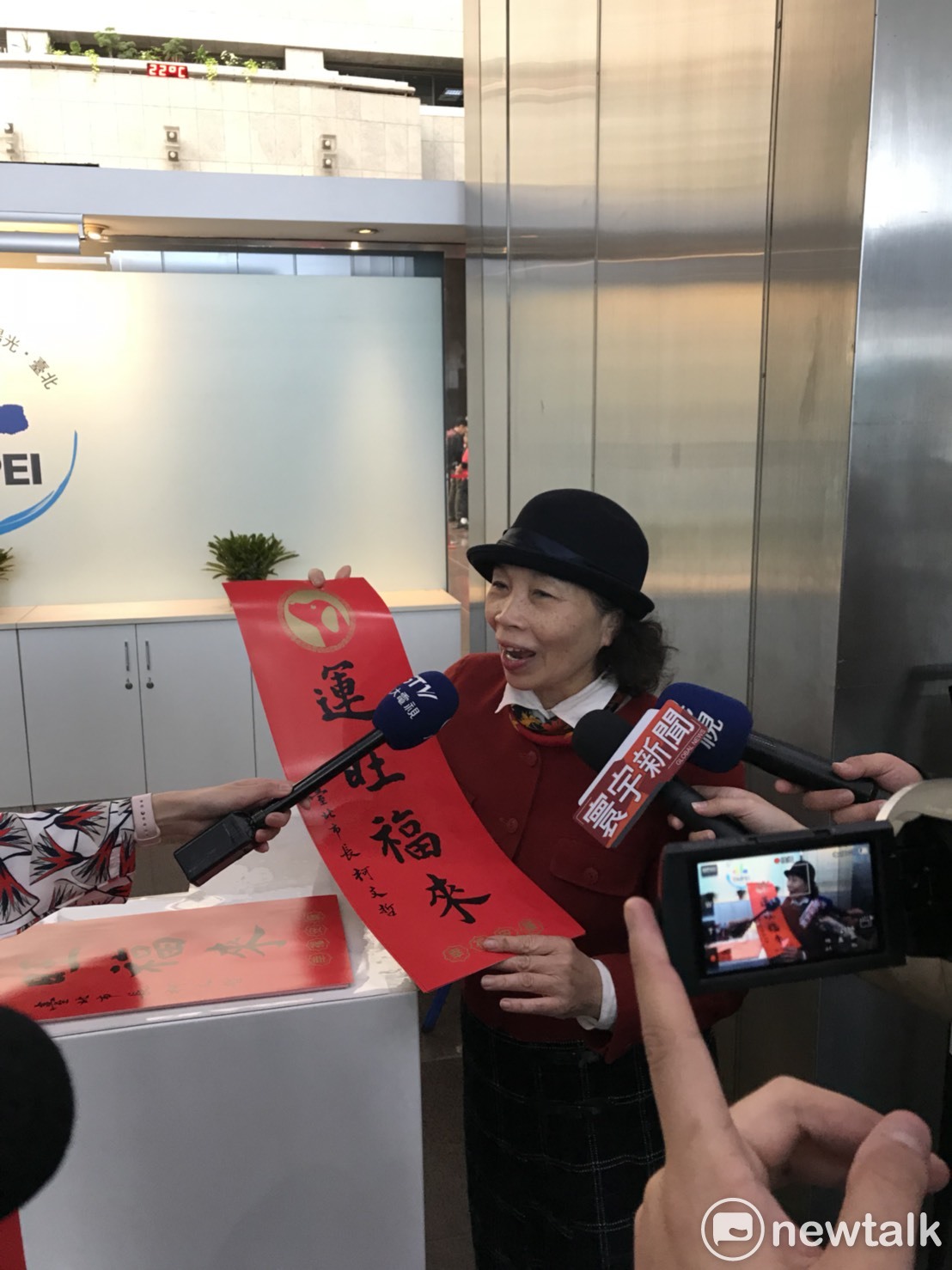 台北市政府今開放索取春聯，但現場人潮冷清。 圖：周煊惠 / 攝