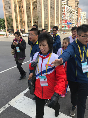 2018年國際滑冰總會（ISU）四大洲花式滑冰錦標賽將於24日起展開，北韓知名花式滑冰搭檔金柱希（後右1起）、廉太鈺22日首次到台北小巨蛋練習，在大會人員嚴格保護下離開，面對記者的提問，全程不發一語。 圖 : 中央社