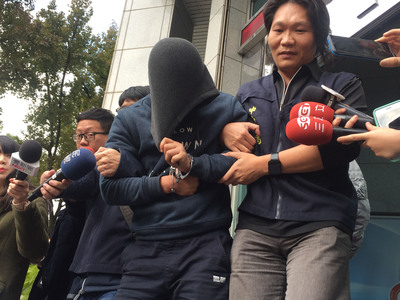 一名32歲韓籍女子日前從事應召時，發現男客付玩具鈔，還持手槍威脅並搶奪財物、護照後逃逸，警方獲報循線追蹤，21日晚將34歲李姓男子（右2）逮捕到案，並擴大追查是否涉及其他案件。 圖 : 中央社