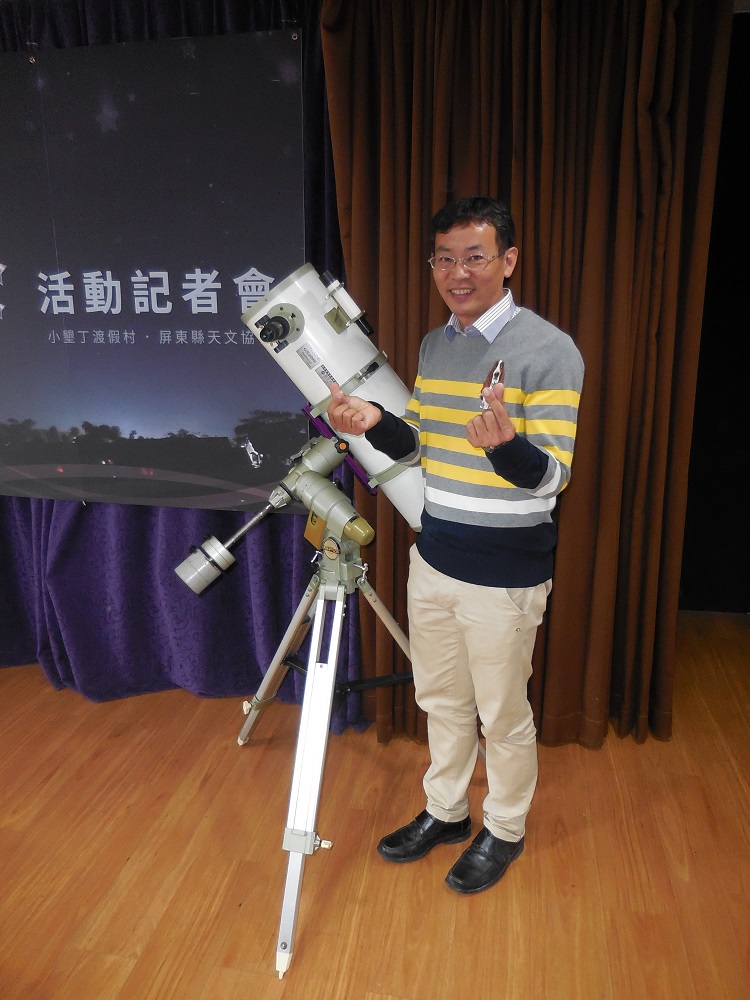 屏東縣天文協會理事長施世治邀請大家一起來屏東縣看星星。 圖：丘秝榕／攝