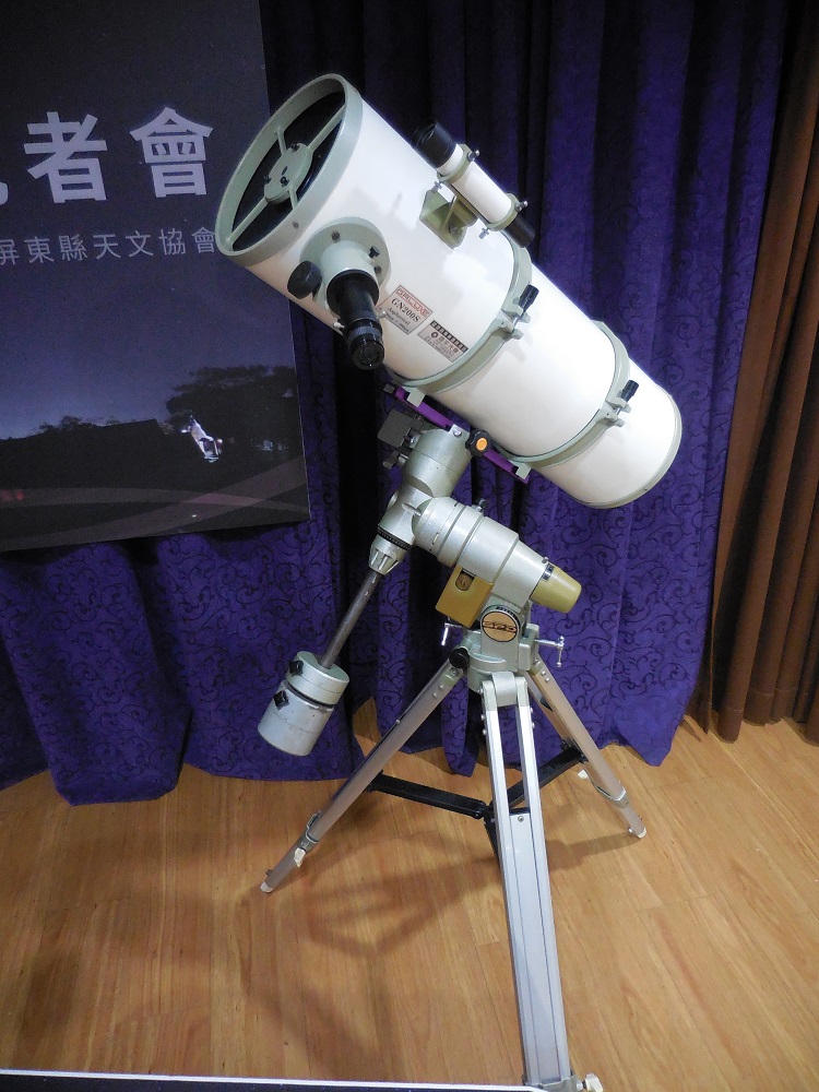 口徑20公分的大型的牛頓式天文望遠鏡。 圖：丘秝榕／攝
