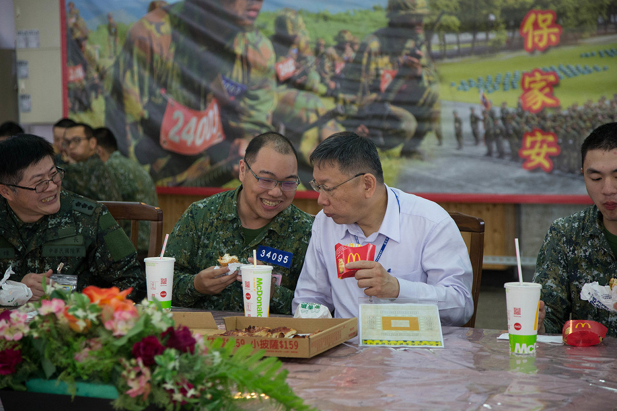 台北市長柯文哲今赴宜蘭勞軍，與役男吃速食搏感情。 圖：軍聞社 / 提供