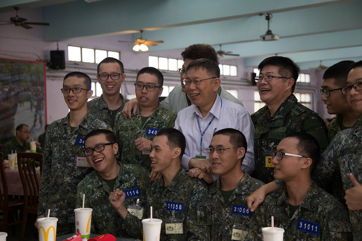 柯文哲與役男開心合影。 圖：軍聞社 / 提供