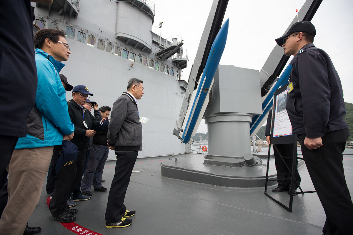 柯文哲登訪海軍168艦隊「紀德艦」。 圖：軍聞社 / 提供