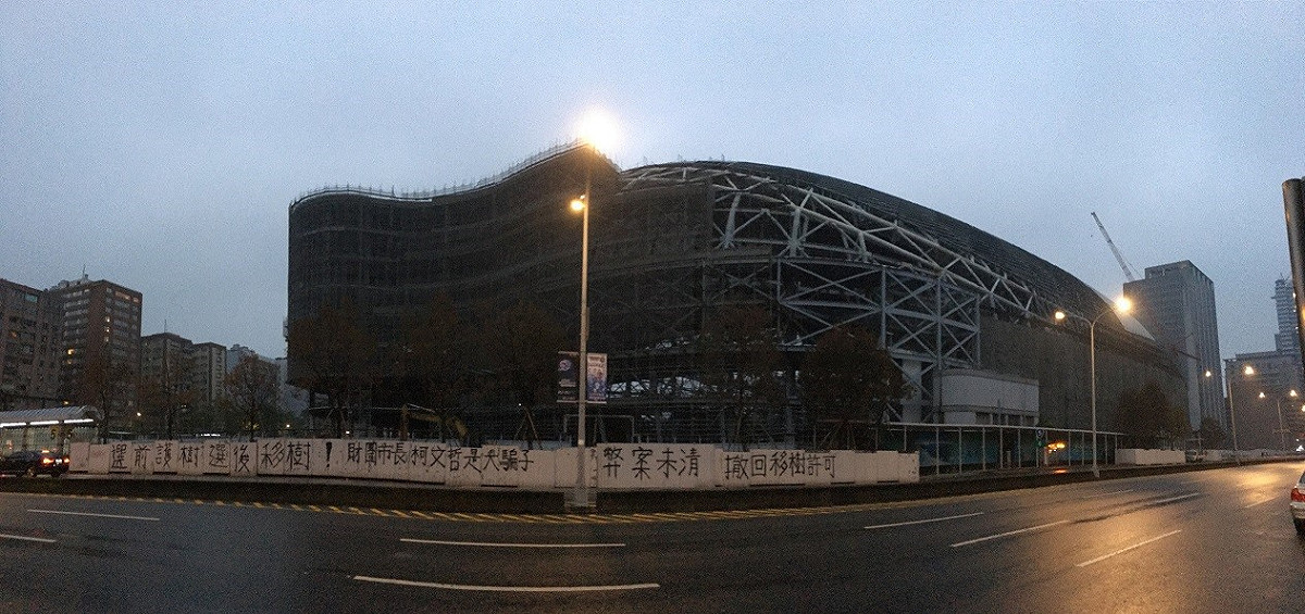 今天凌晨四點左右護樹志工就前往留守，防止工人移樹。 圖：護樹團體／提供