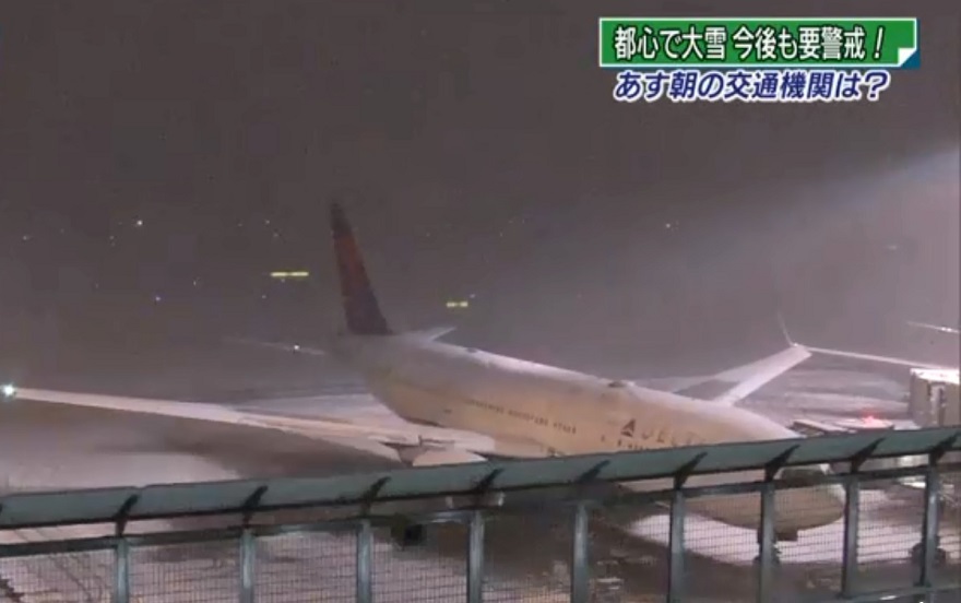 關東地區降下大雪，東京成田機場當地時間今（22）日晚間暫時封閉2條跑道，航班無法起降。 圖：翻攝ＮＨＫ網站