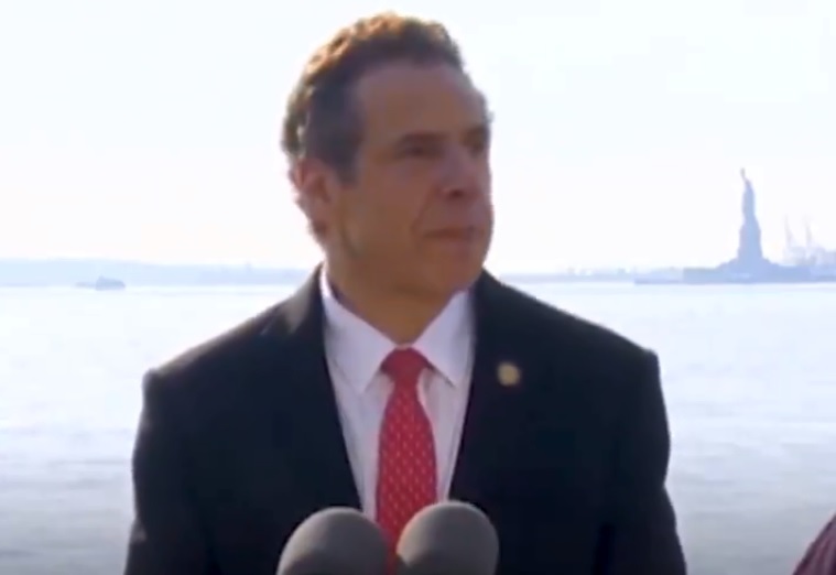 古莫（Andrew Cuomo）背後襯著自由女神像表示，紐約州已備好資金，以繼續開放這座指標性地標。 圖：翻攝Andrew Cuomo推特