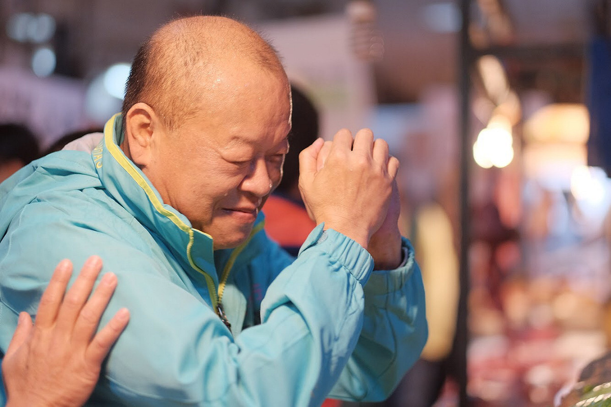 嘉義縣議長張明達到民雄掃街拜票。 圖：張明達提供