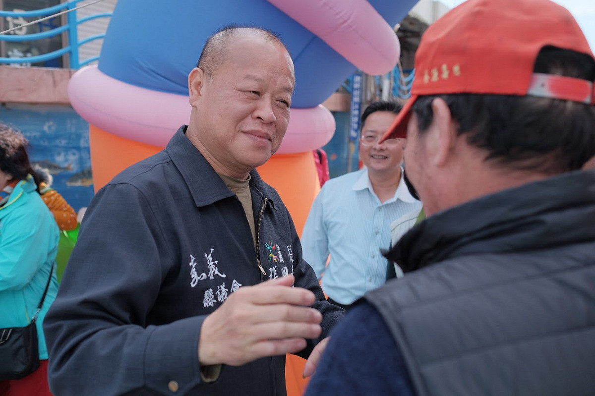 張明達到布袋掃街。 圖：張明達提供