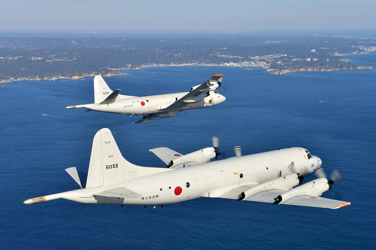 日本海上自衛隊P-3C巡邏機20日發現朝鮮籍油輪與他國船舶，在東海進行接觸，懷疑是走私石油。 圖：翻攝日本海上自衛隊官網