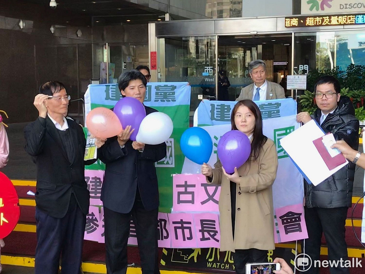 現場也準備了代表五大弊案的氣球，包括大巨蛋案、美河市案等，再一一以針戳破，代表戳破柯文哲的假象。 圖：周煊惠 / 攝