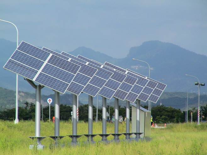 美國宣布對太陽能光電產品及大型家用洗衣機課徵防衛性關稅，經濟部表示，將持續與業者密切聯繫，提供所需協助，並關注後續是否公布豁免名單及救濟措施。 圖 : 翻攝自北美智權網頁