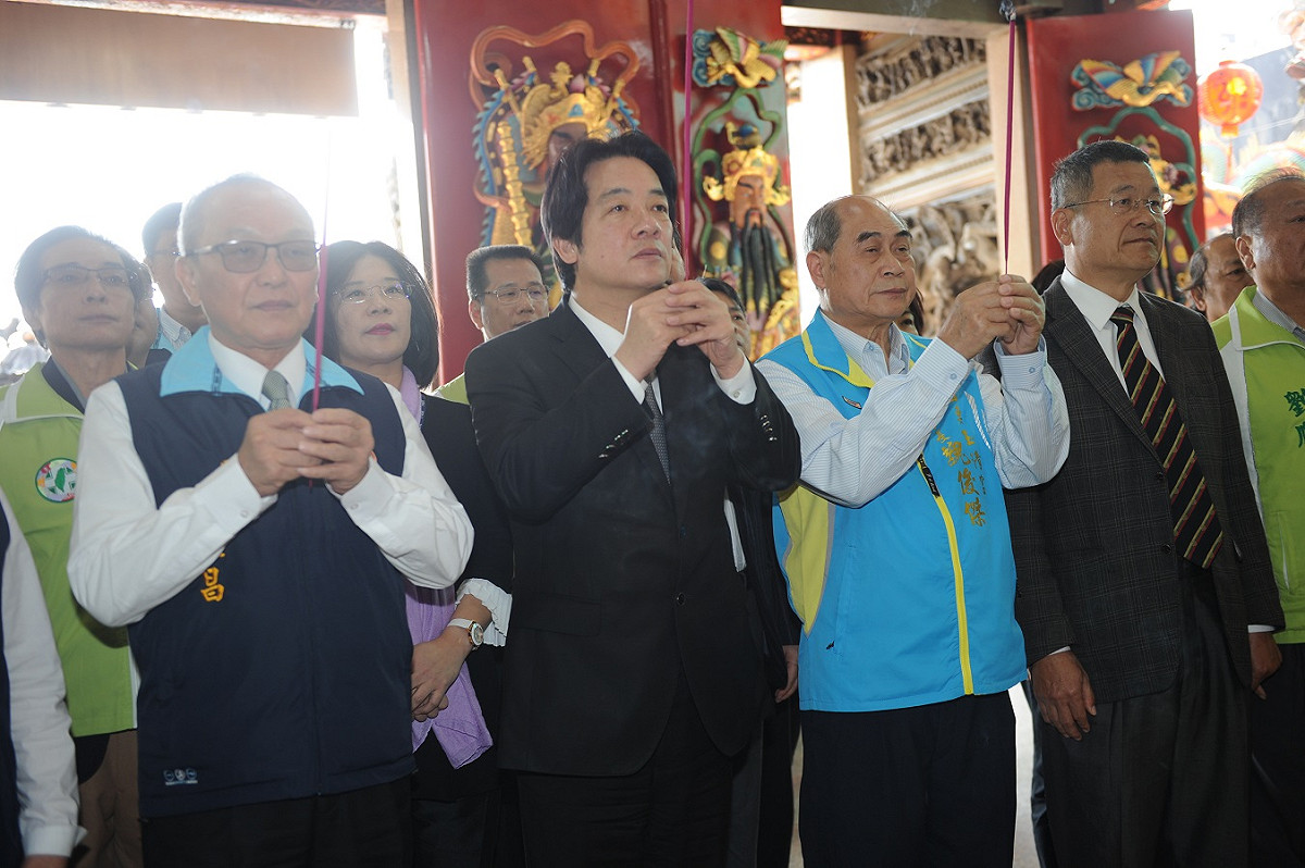 行政院長賴清德今（23）日到苗栗縣玉清宮參拜祈福。 圖：行政院/提供