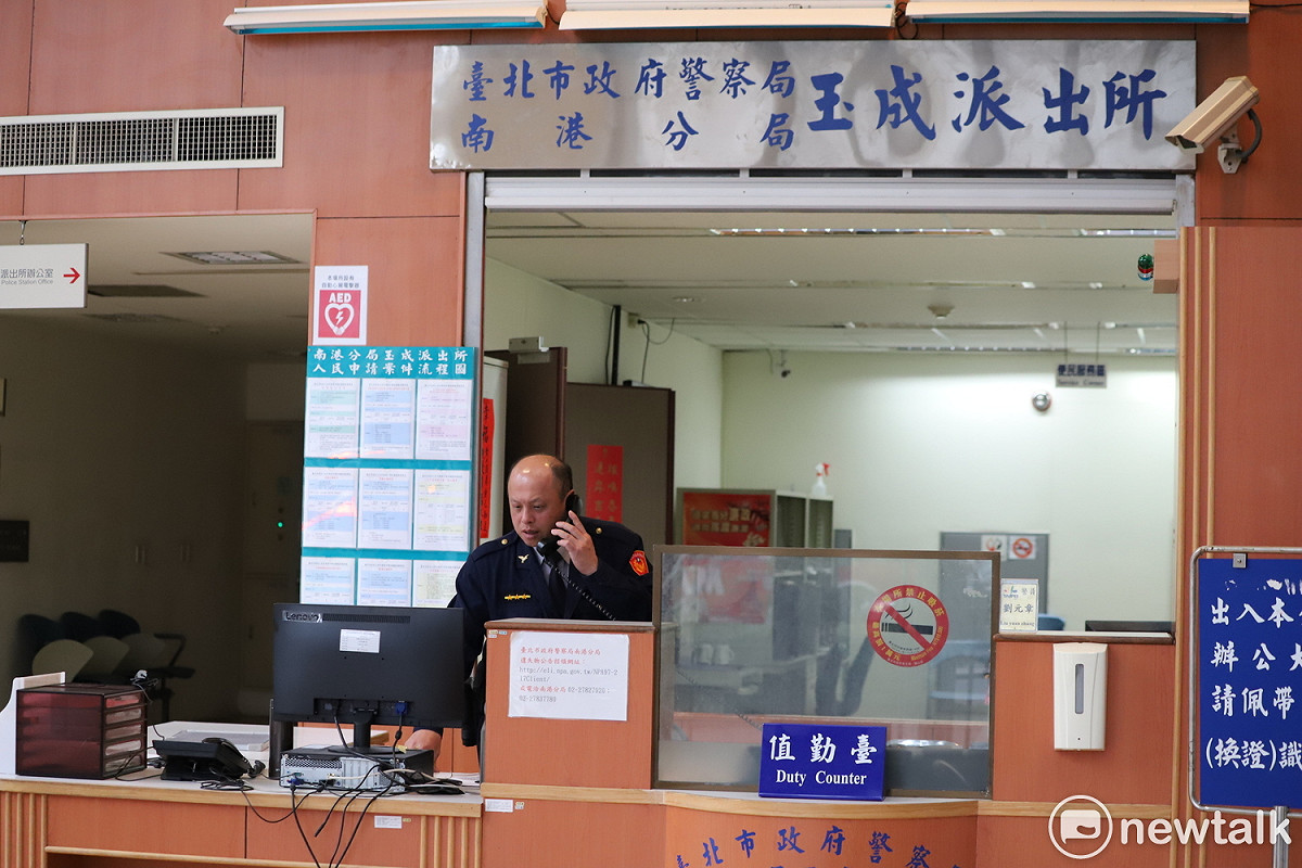 今（23）日HKA再度試圖遷入，不料又遭管委會攔阻，雙方鬧上警局。 圖：蔡幸秀/攝