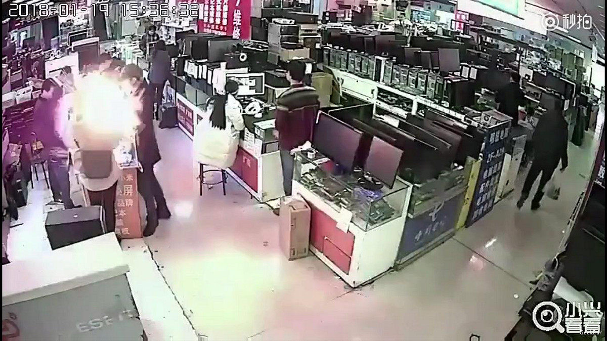 男子咬iPhone電池後爆炸瞬間。 圖：翻攝自 GeekBar 秒拍