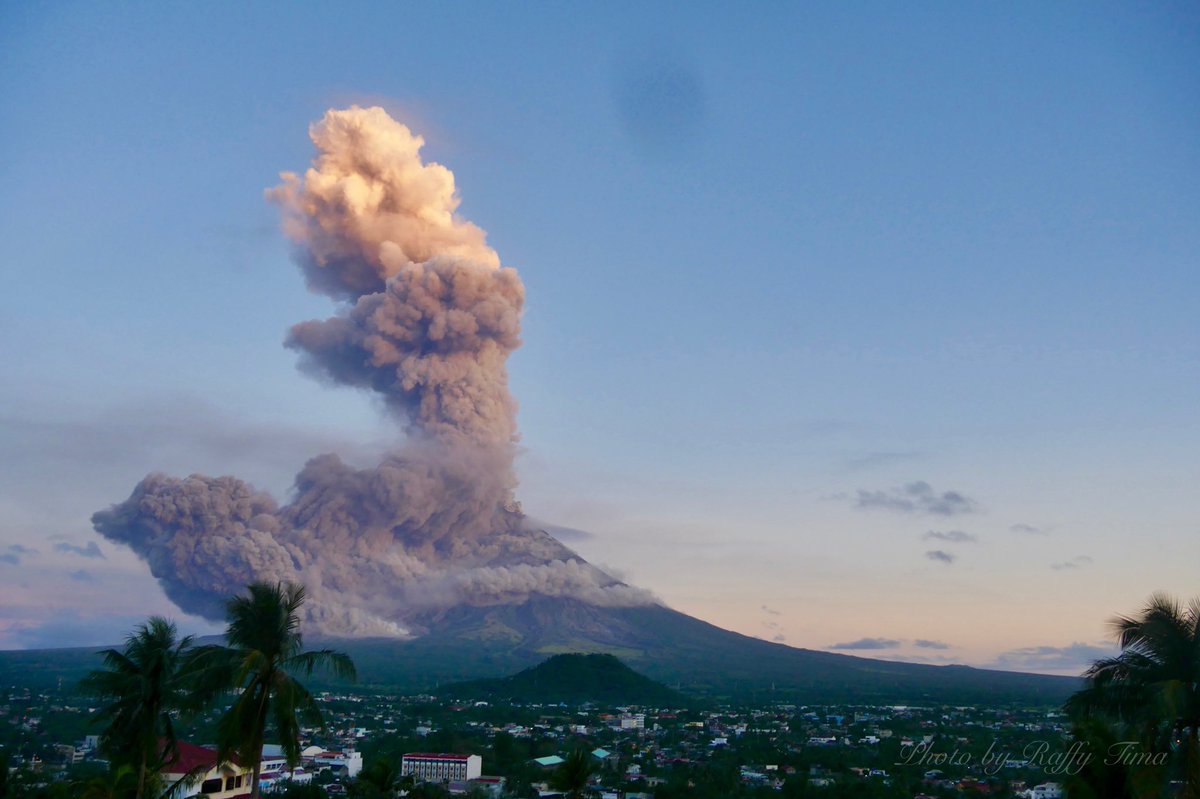近來菲律賓馬永火山活躍，隨時可能出現「危險性噴發」，救災當局採取嚴厲措施，防止居民進入火山周邊危險區。因為屆時即使地表最快的人，都跑不過奔流而下的熔岩。 圖：達志影像/美聯社